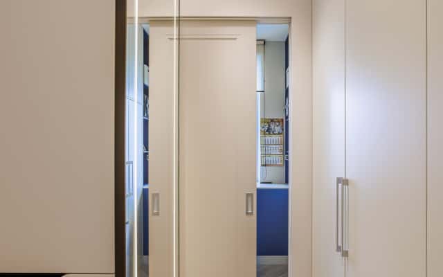 Фотографії квартири після сучасного ремонту в стилі неокласика, загальний вигляд.