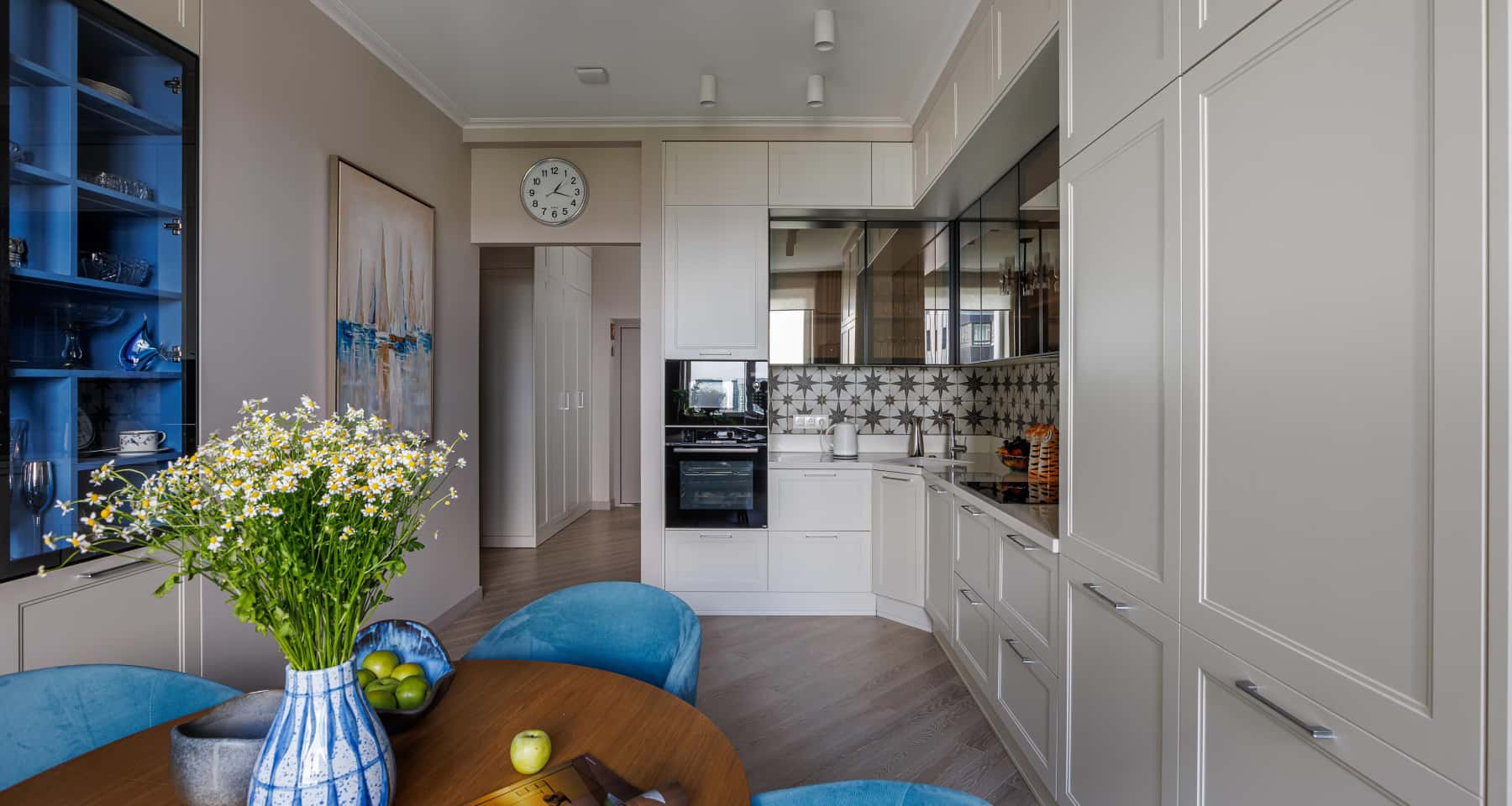 Фото сучасної квартири в стилі неокласика після ремонту для сім'ї з дітьми.