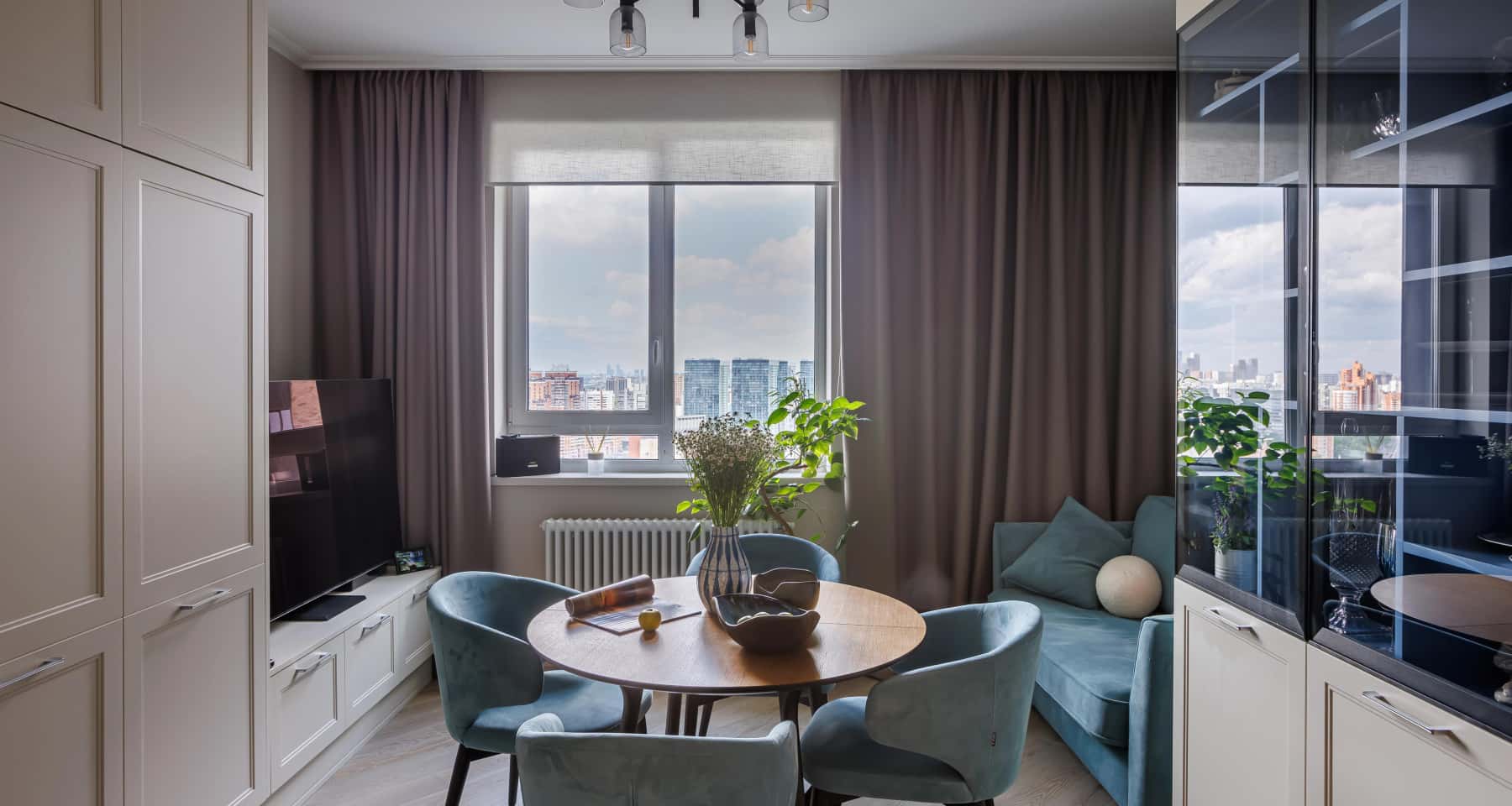 Дизайн інтер'єру квартири в неокласичному стилі після ремонту, вид на вітальню.