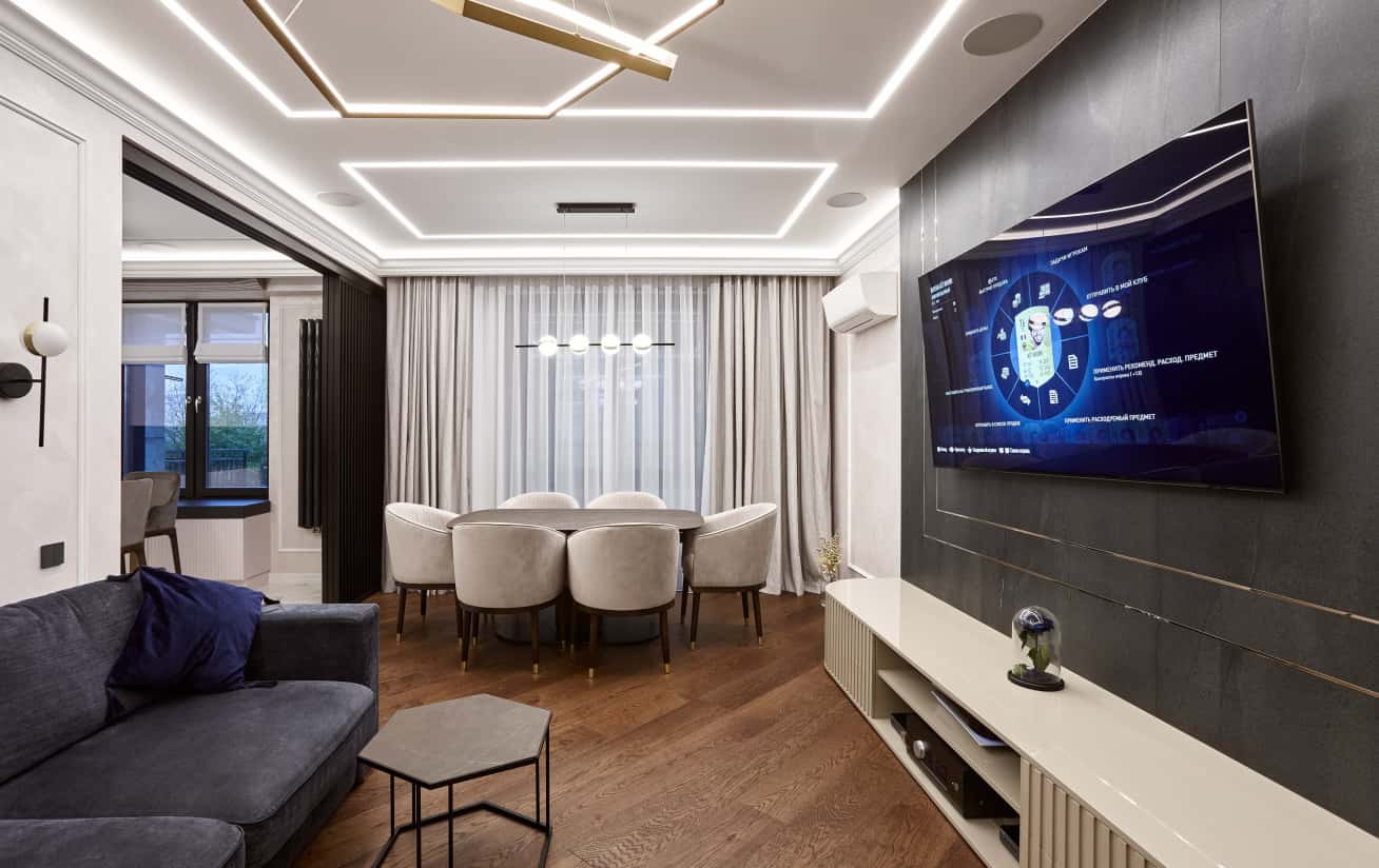 Мінімалістичний дизайн спальні після ремонту квартири з акцентом на природне освітлення.