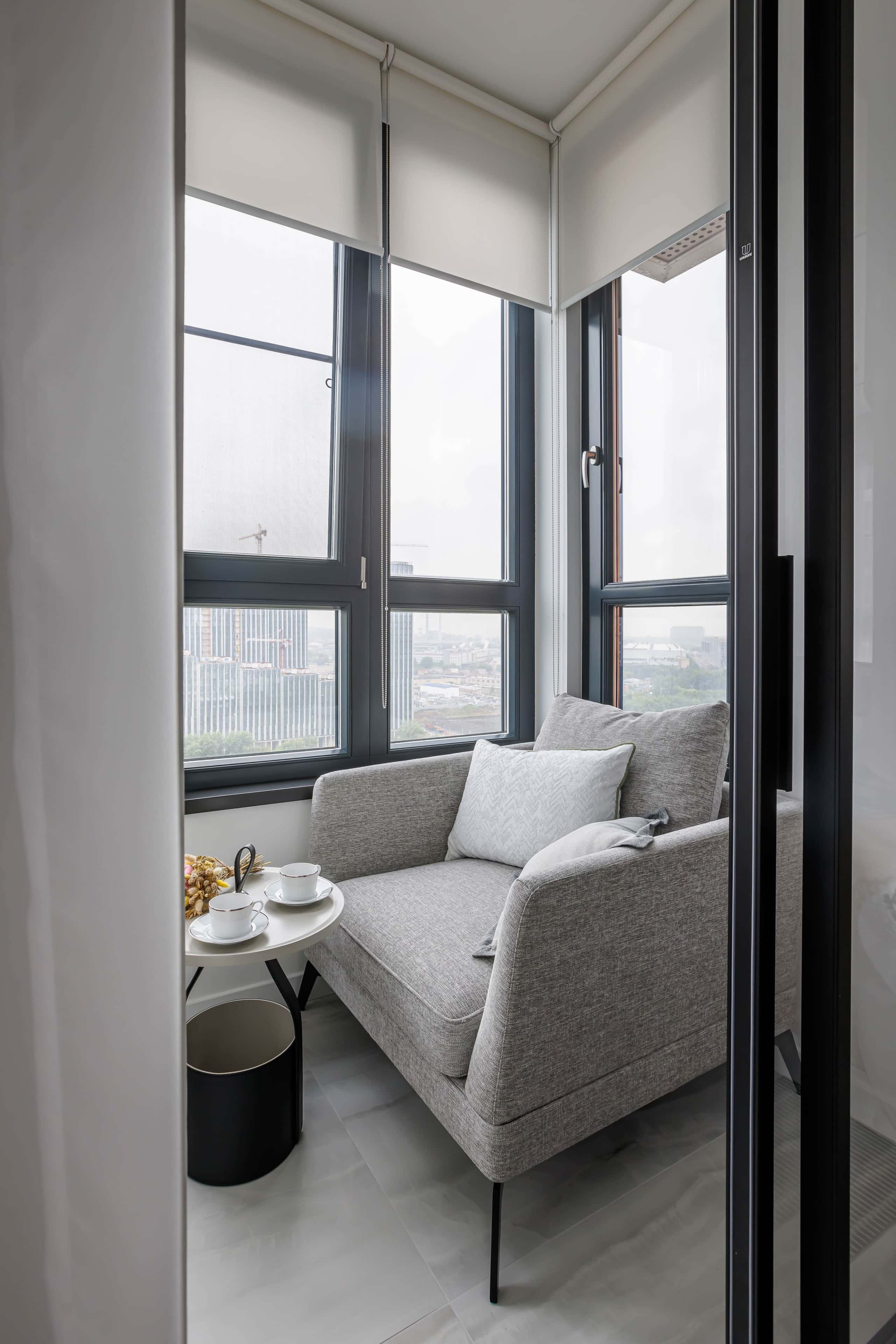 Елегантний інтер'єр вітальні з використанням сучасних матеріалів та стильних меблів.