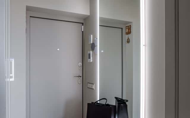 Зображення квартири після ремонту в стилі неокласика, ідеально підходить для сім'ї.