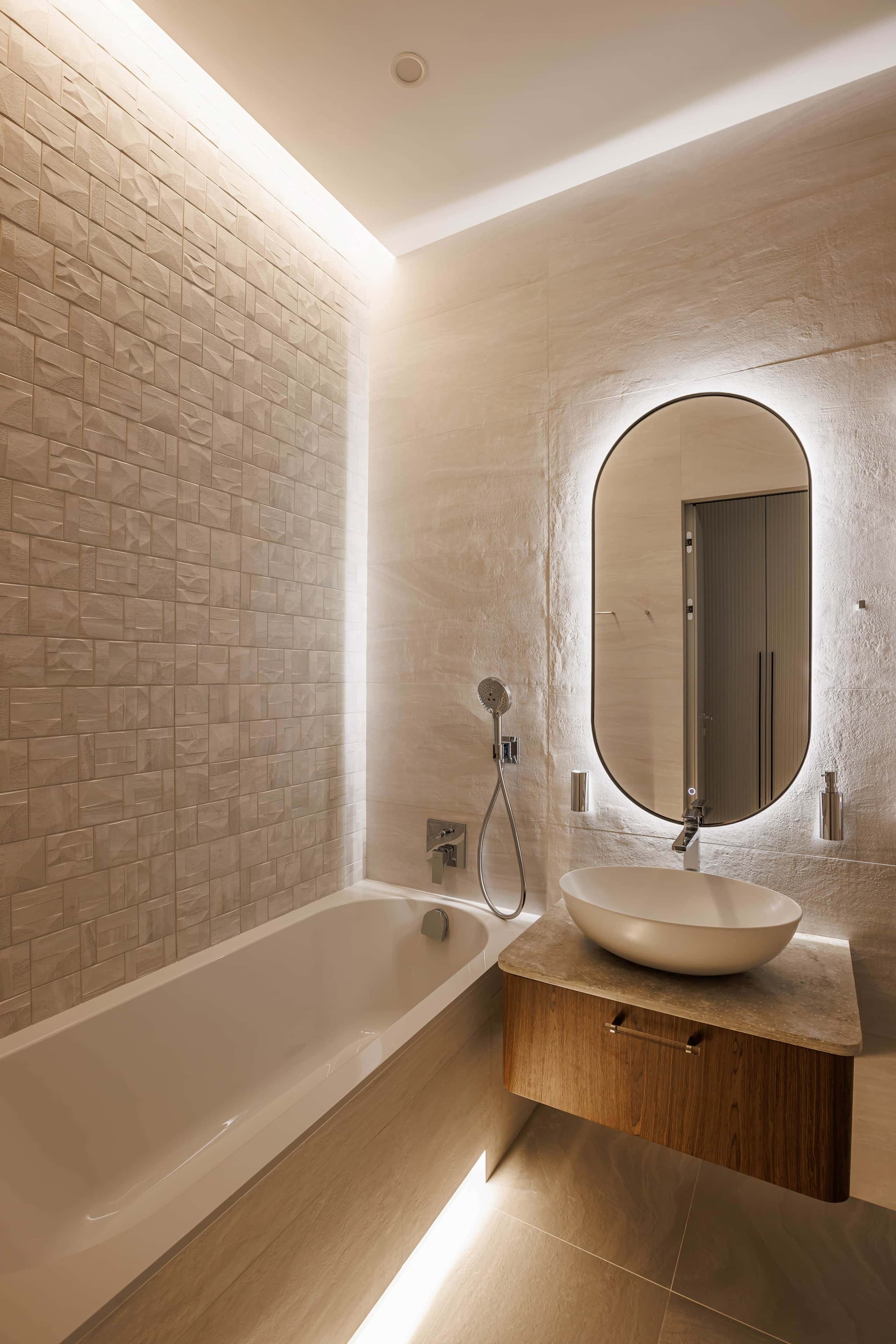 Сучасний дизайн квартири з фрезерованими панелями та світлодіодним підсвічуванням в інтер'єрі.