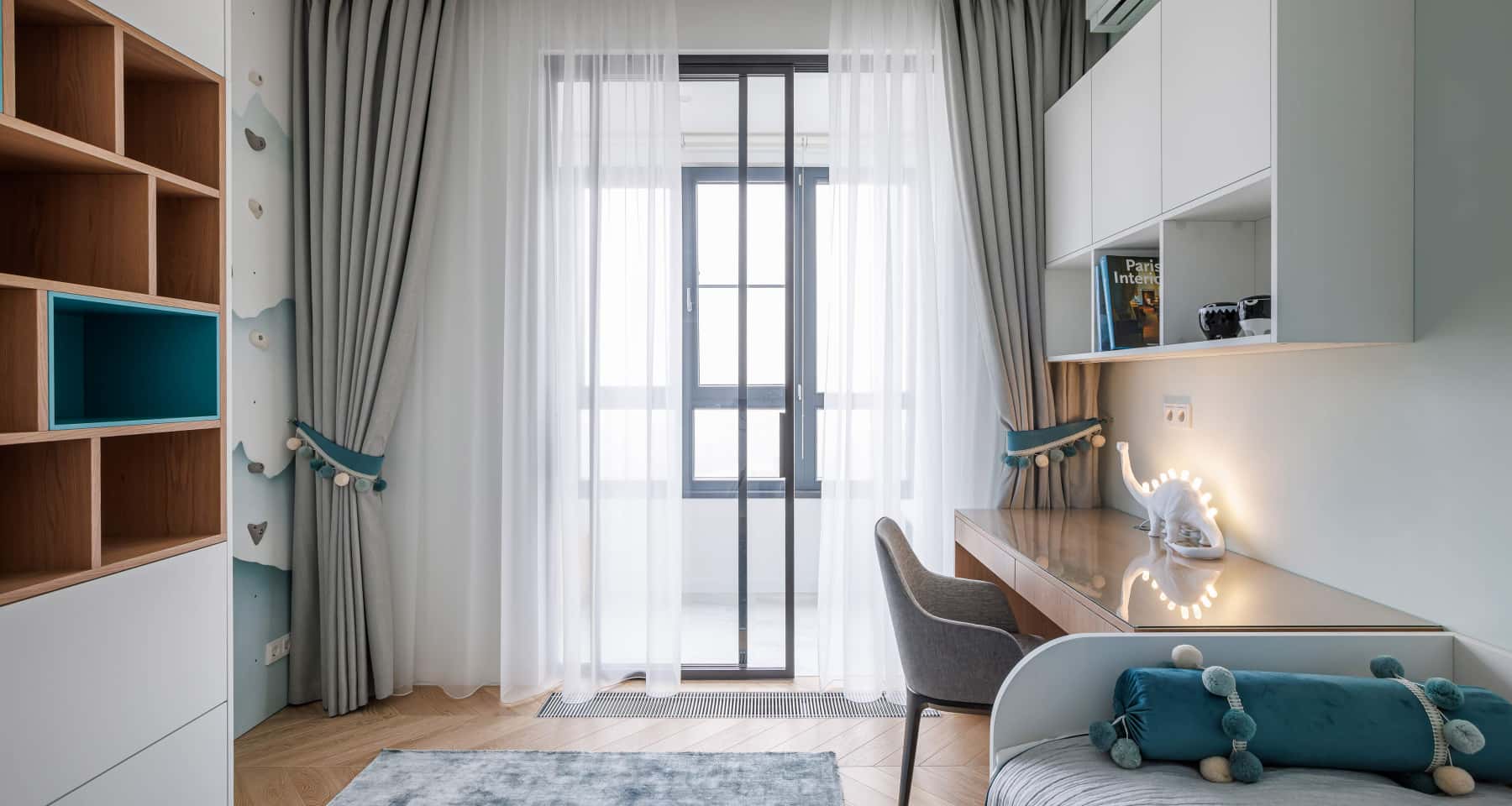 Інтер'єр сучасної квартири з використанням фрезерованих панелей для оздоблення стін.