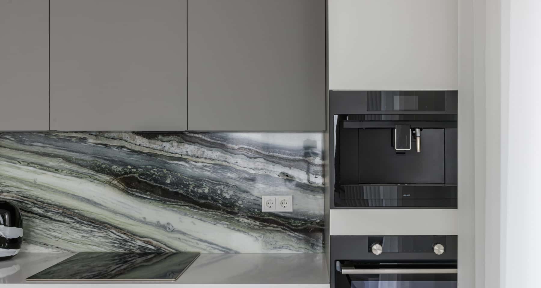 Світла вітальня після ремонту з використанням світлодіодного підсвічування для створення затишної атмосфери.