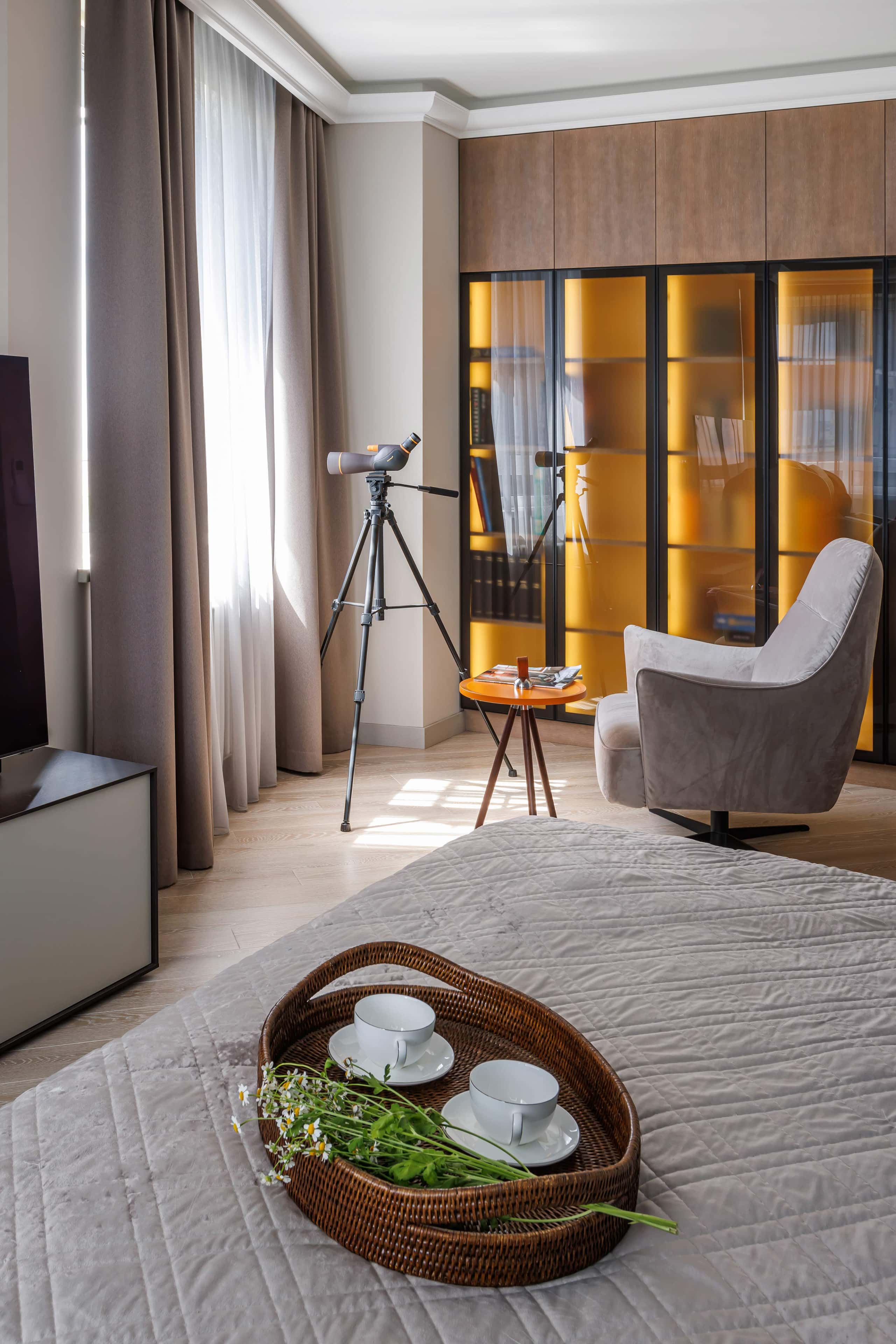 Фото квартири після ремонту в стилі неокласика: елегантний дизайн для сім'ї.