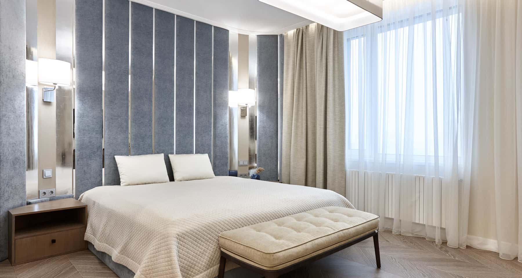 Сучасний інтер'єр спальні після ремонту: прості лінії, зручні меблі та мінімум декору в квартирі