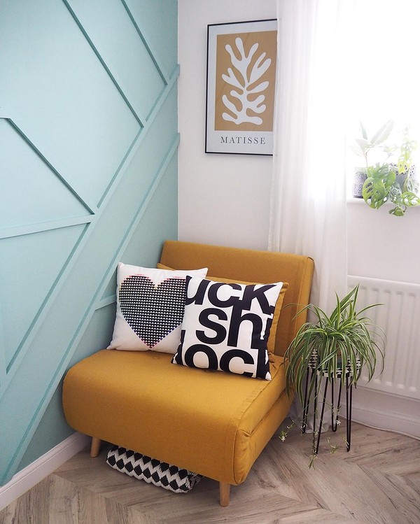 Стіл в стіні Дизайн інтер'єру з меблями-трансформерами: вбудований в стіну стіл для економії місця.