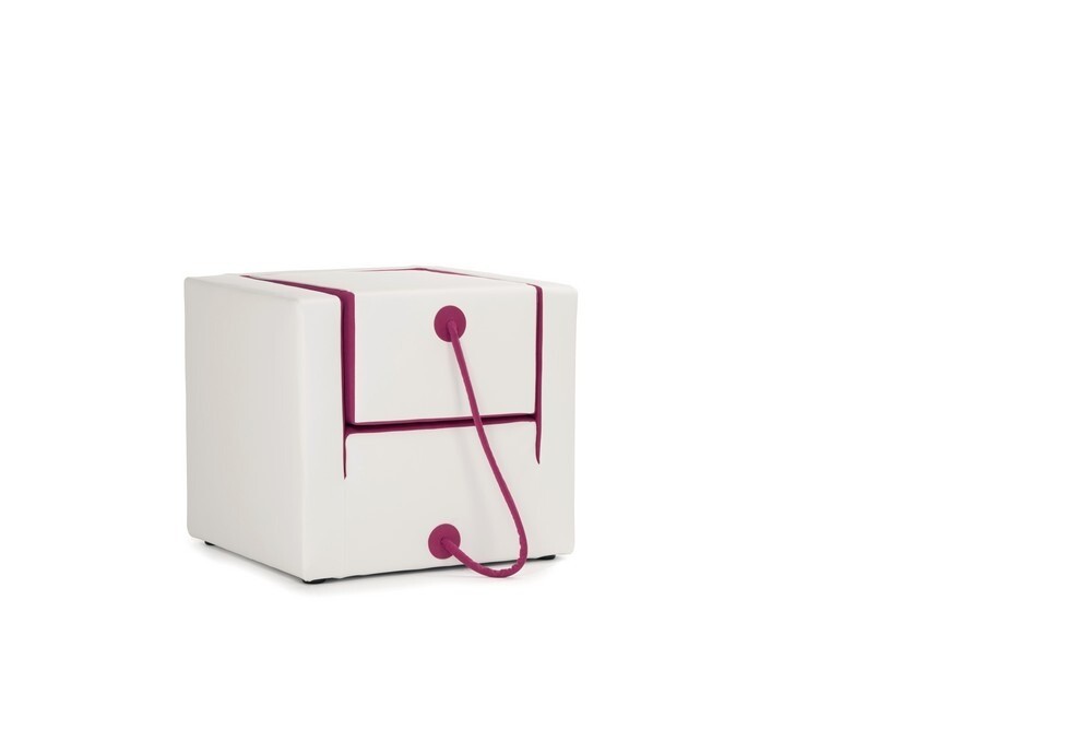 Практична шафа-трансформер з вбудованим столом для роботи та навчання у 2026.