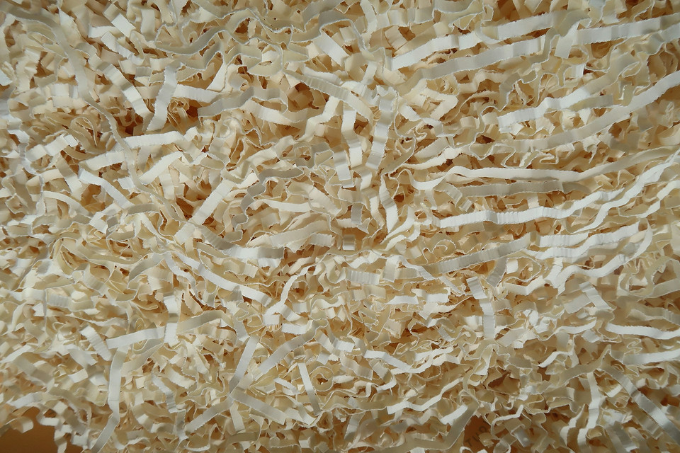 Мульчування помідорів тирсою: покращення структури ґрунту та забезпечення поживними речовинами.