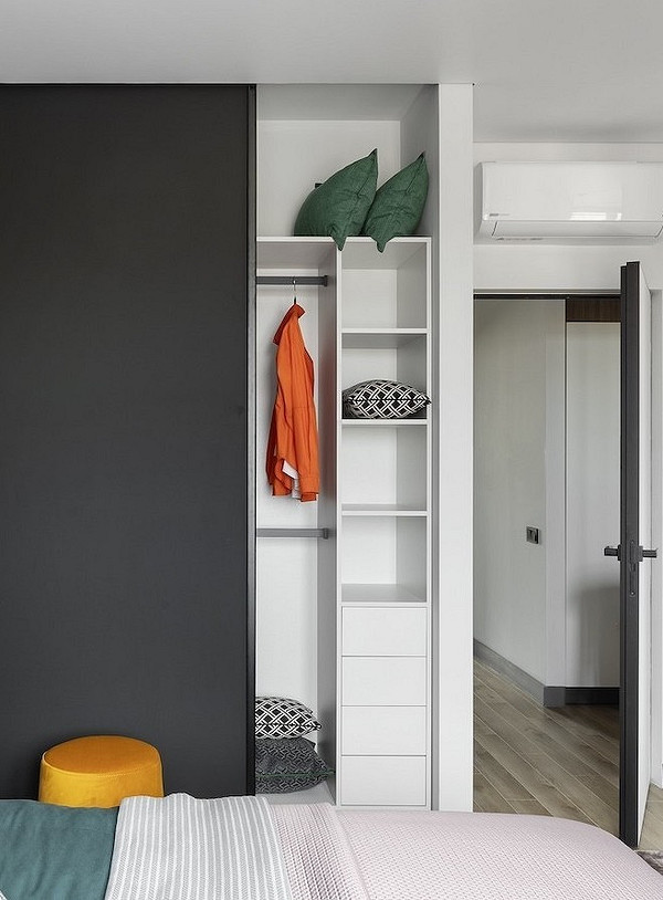 Елегантний дизайн шафи купе в сучасному інтер'єрі кімнати.