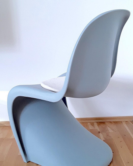 Ретро акцент Деталі ретро дизайну: старовинна лампа 60-х на сучасному комоді.