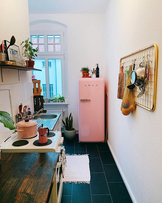 Елегантне крісло 50-х Сучасна вітальня з елегантним кріслом 50-х років, що створює атмосферу ретро.