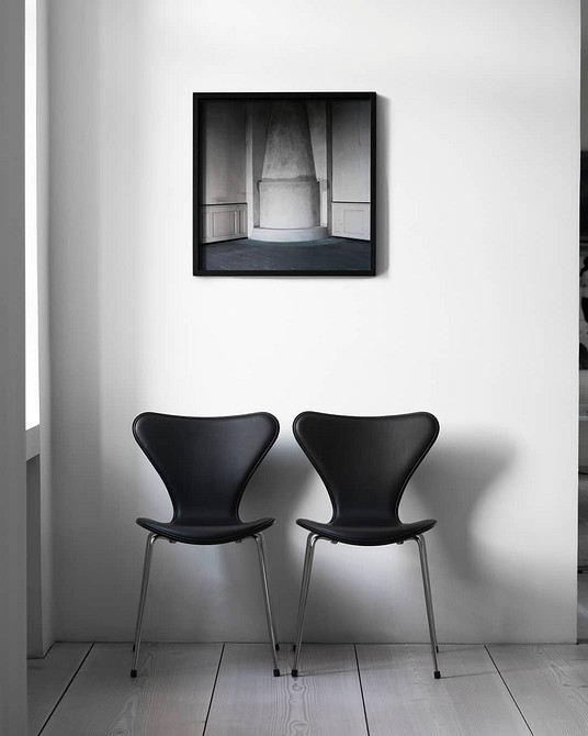 Ретро та сучасність Елегантна вітальня, де поєднано ретро меблі та сучасне освітлення для затишку.