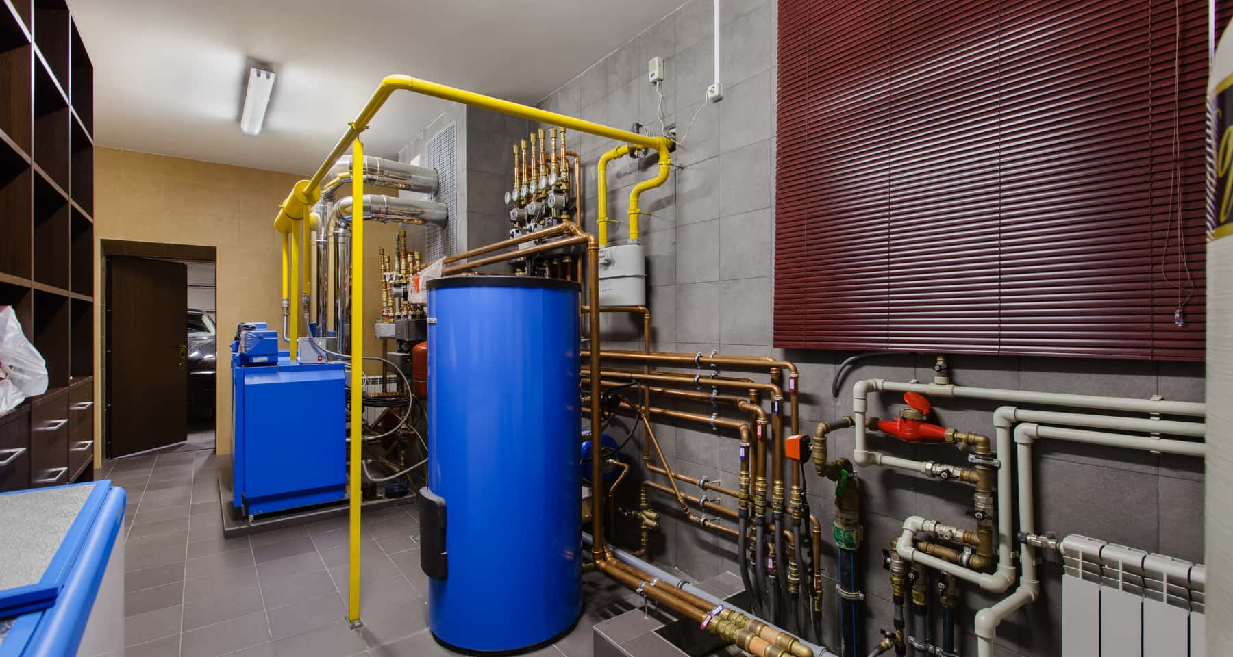 Стильний заміський будинок для великої родини з ландшафтним дизайном та зоною відпочинку