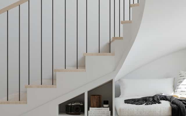 Велика світла вітальня в сучасному заміському будинку, ідеальна для сімейного відпочинку.