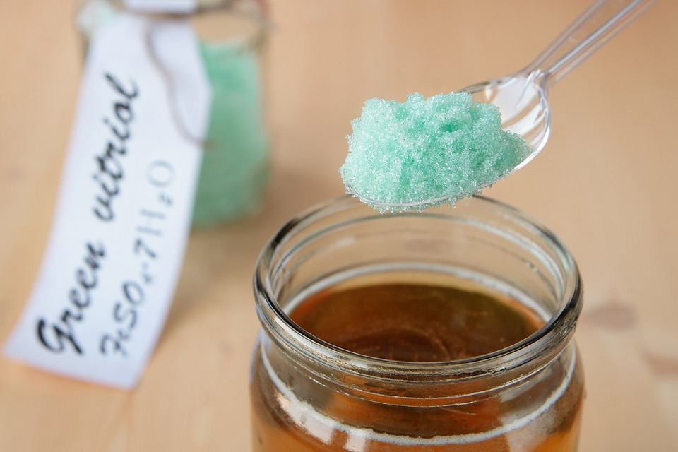 Осіннє обприскування дерев залізним купоросом: захист та підвищення зимостійкості рослин.