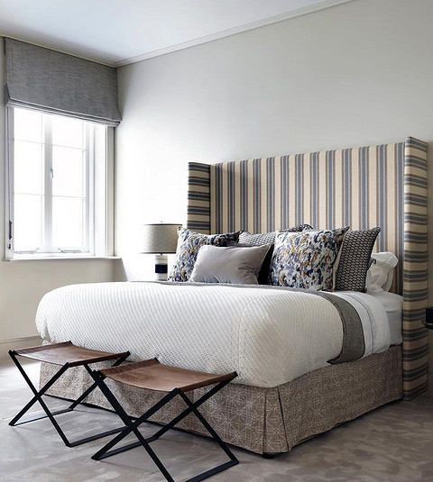 Розкішне м'яке узголів'я Розкішний дизайн спальні 2026 з об'ємним м'яким узголів'ям та подушками.