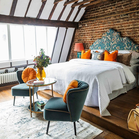 Металеве узголів'я Мінімалістичний інтер'єр спальні з ліжком з металевим узголів'ям та тумбочками.