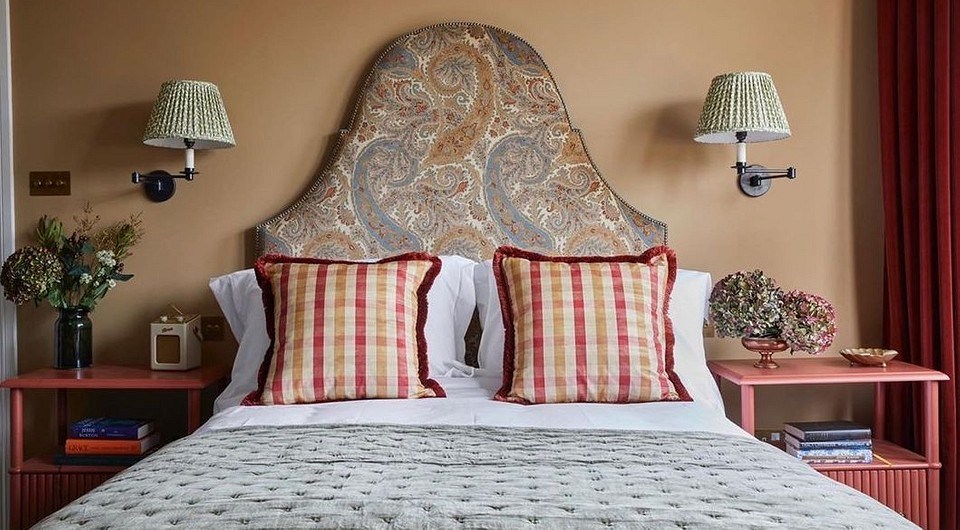 М'яке узголів'я ліжка Дизайн спальні 2026: елегантне ліжко з м'яким узголів'ям, що додає вишуканості.