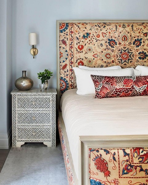 Дерев'яне узголів'я ліжка Сучасний дизайн спальні 2026 з високим дерев'яним узголів'ям та стильним освітленням.