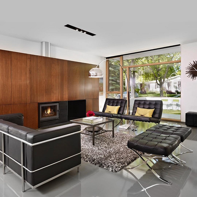 Ніша з гіпсокартону з геометричними формами та підсвіткою для сучасного телевізора в інтер'єрі.