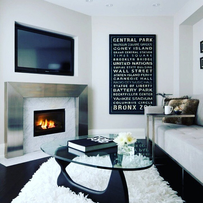 Стильна ніша під телевізор в темних тонах з геометричним дизайном.