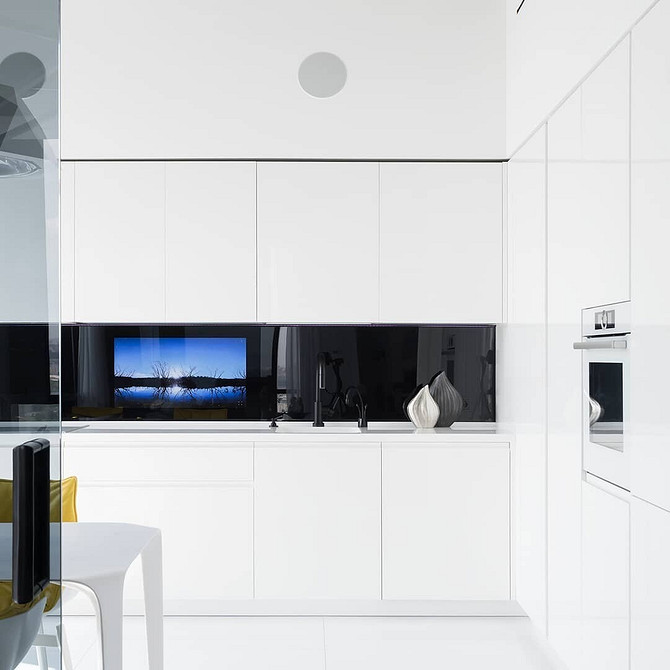 Ніша для телевізора в класичному стилі з ліпниною у маленькій вітальні