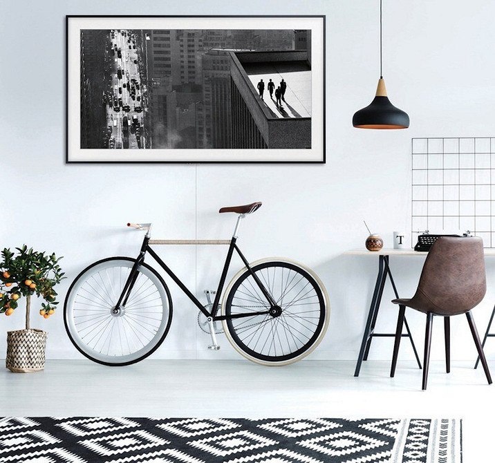 Сучасний дизайн ніші з підсвіткою та декоративною панеллю для елегантного розміщення телевізора.