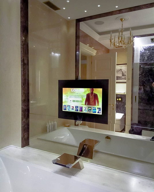 Сучасний дизайн ніші для телевізора у вітальні з декоративним освітленням.