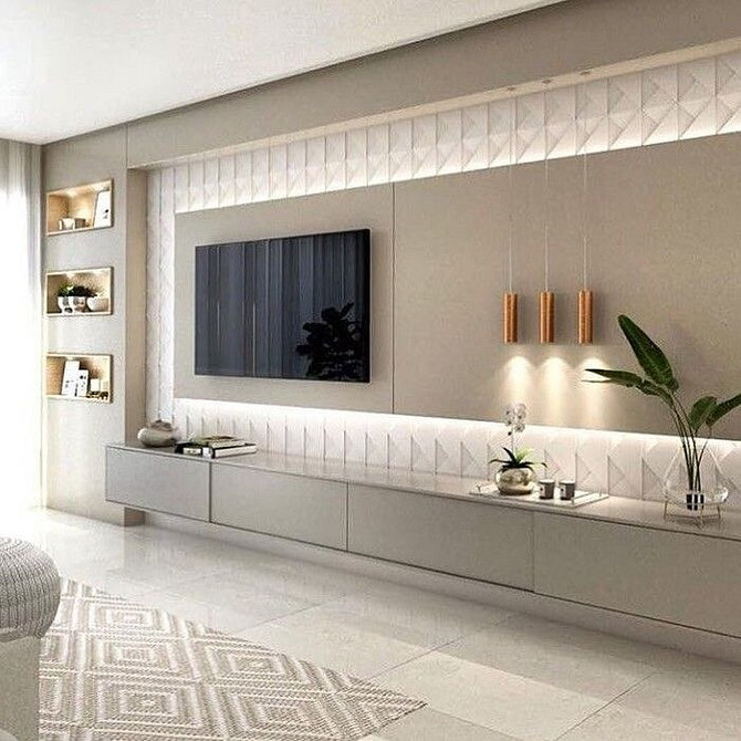 Простора ніша з телевізором та шафами для зберігання речей в сучасному інтер'єрі.