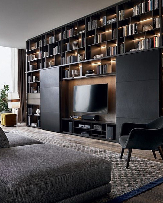 Натуральні матеріали Простора ніша для телевізора з використанням натуральних матеріалів дерева та каменю.