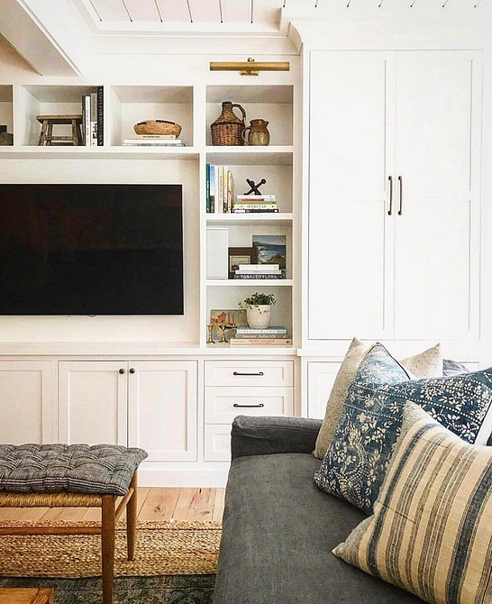 Вбудований телевізор в ніші з декоративним каміном в сучасному мінімалістичному інтер'єрі.