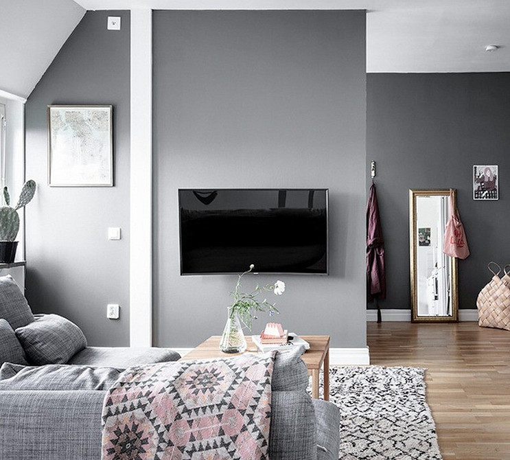 Елегантна ніша для телевізора з полицями для зберігання речей та декоративних елементів.