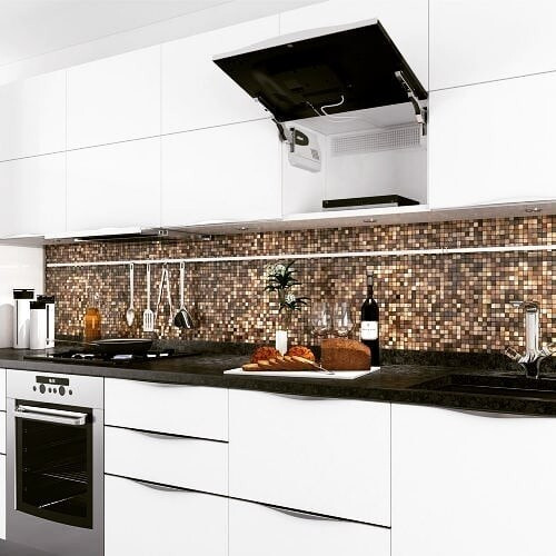 Затишна ніша для телевізора з інтегрованим каміном, що створює теплу атмосферу у кімнаті.