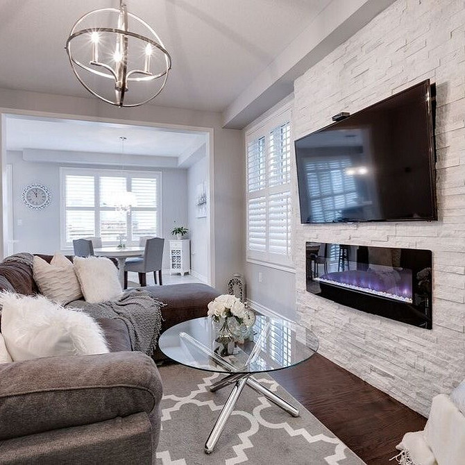 Сучасна ніша для телевізора з текстурованими панелями та LED підсвіткою для стильного інтер'єру.