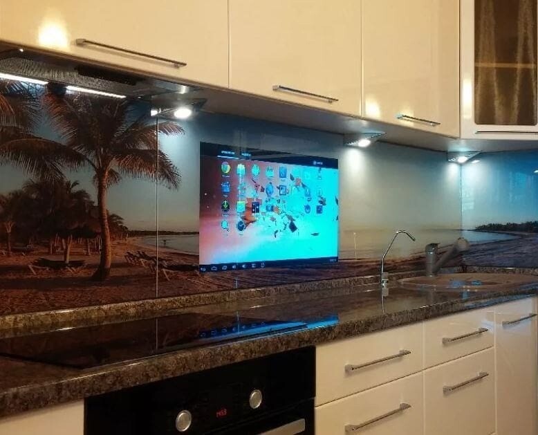 Ніша для телевізора з геометричними акцентами та кольорами в сучасній вітальні