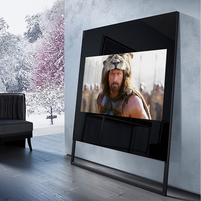 Функціональна ніша для телевізора з шафками для зберігання речей у вітальні