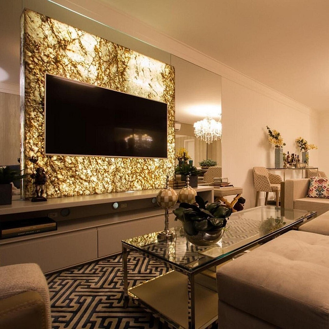 Функціональна ніша під телевізор з відкритими полицями для аудіоапаратури та декору.