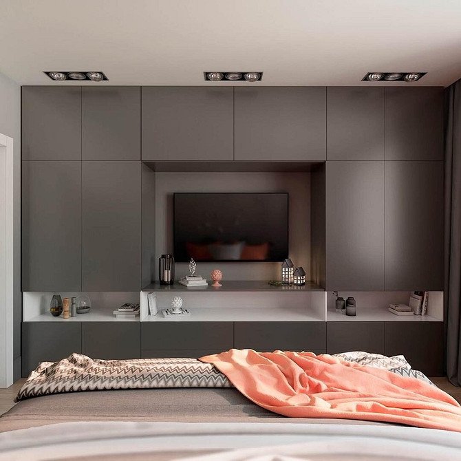 Скляні полиці Елегантна ніша для телевізора з підсвіткою та скляними полицями в сучасному стилі.