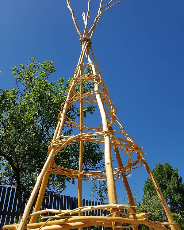 Дерев'яна пергола для клематиса: затишний куточок у вашому саду.