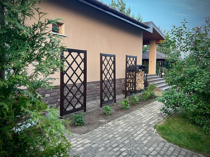 Креативна саморобна опора для клематиса з використанням старих велосипедних коліс.