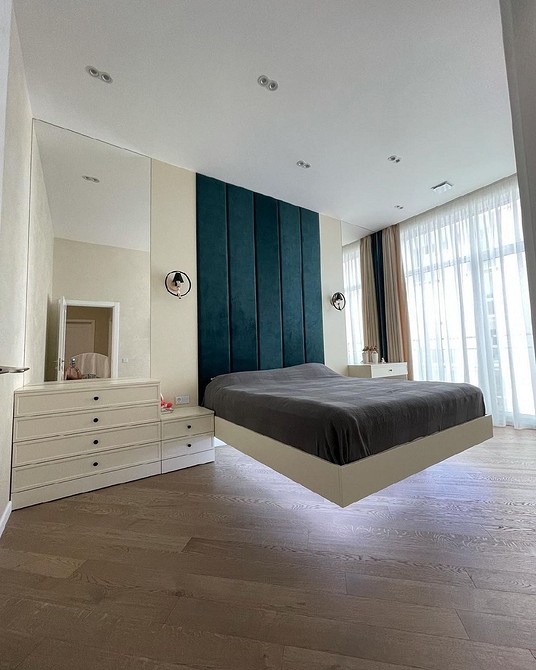 Затишна спальня 2026 з парячим ліжком та м'яким теплим освітленням.