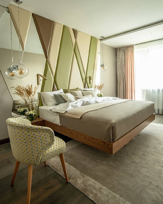 Мінімалістична спальня з парячим ліжком та дерев'яними панелями на стіні. Дизайн 2026.