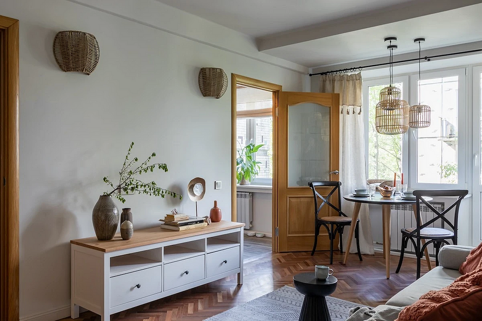 Сучасна вітальня з окремо підібраними меблями 2026, замість традиційного гарнітура, що створює індивідуальний дизайн.