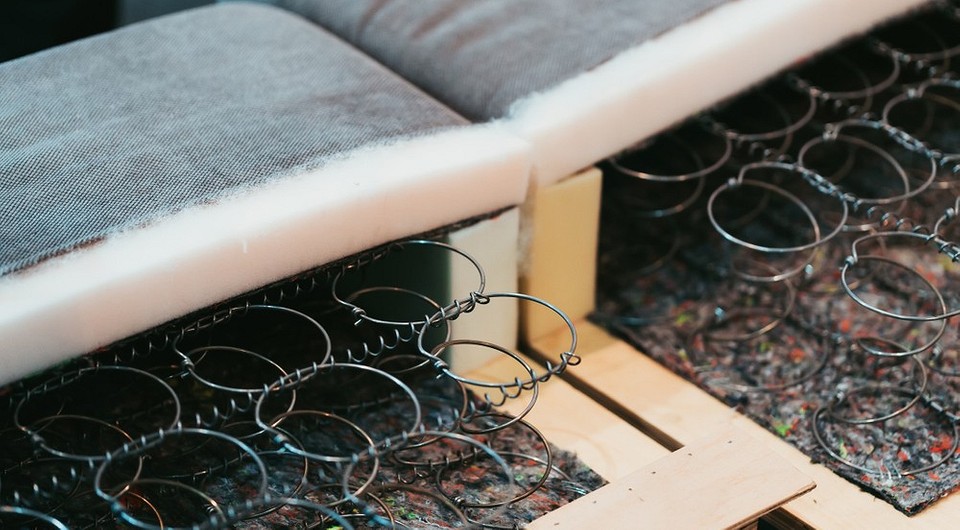 Поради з ремонту дивана своїми руками для усунення скрипу меблів.