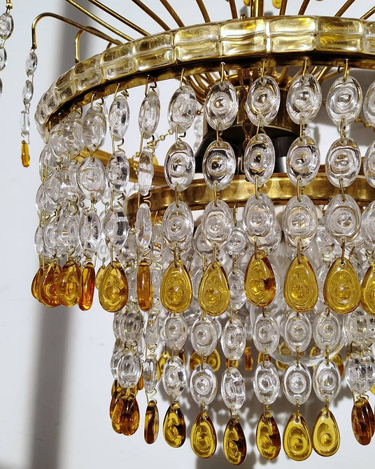 Вітальня з використанням вживаних меблів: диван, журнальний столик та ретро-лампа створюють затишну атмосферу.