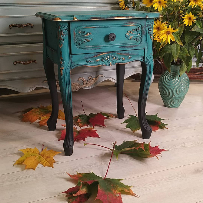 Екологічний інтер'єр з використанням вживаних меблів для сталого способу життя.