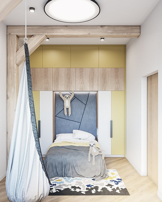 Комфорт у вітальні Підвісне крісло-кокон з м'якими подушками у світлій вітальні для комфорту.