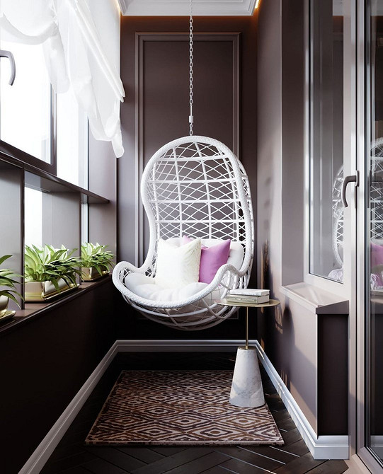 Невелике підвісне крісло в компактній квартирі, економія простору для релаксу.